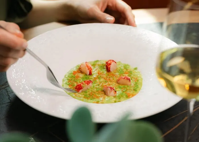 Royal Victoria, By R Collection